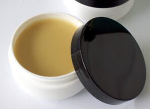 mazilo na osnovi zdravilnih zelišč za zdravljenje glivic na nogah